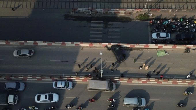 Hà Nội: Tai nạn giao thông liên hoàn trên cầu vượt Ngã Tư Vọng làm một người tử vong

